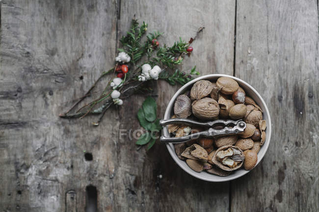 Dish of nuts and nut cracker — Stock Photo