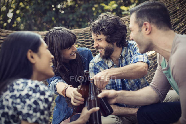 Група друзів, які мають пиво . — стокове фото