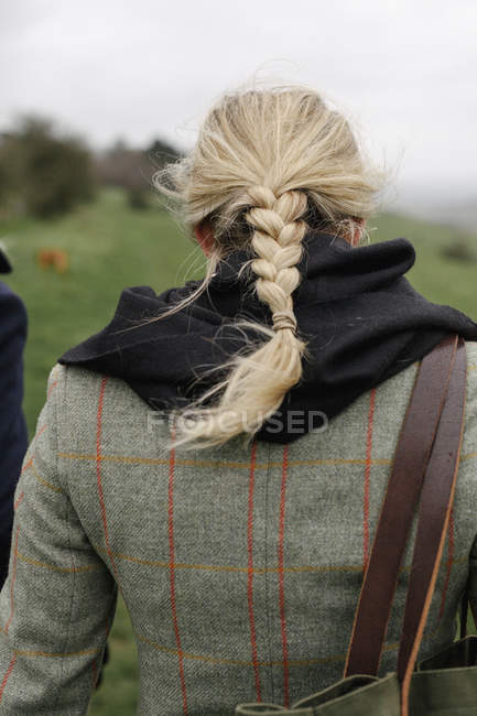 Frau im warmen Mantel. — Stockfoto