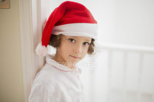 Jovem de chapéu de Pai Natal — Fotografia de Stock