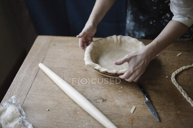 Frau macht Kuchengericht — Stockfoto