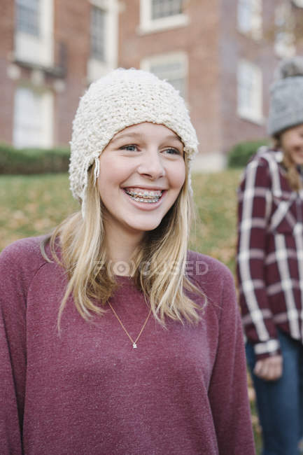 Meninas ao ar livre em chapéus de lã — Fotografia de Stock