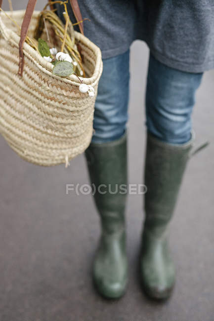 Mulher transportando cesta — Fotografia de Stock