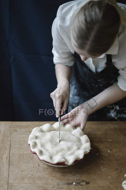 Mulher fazendo torta caseira . — Fotografia de Stock