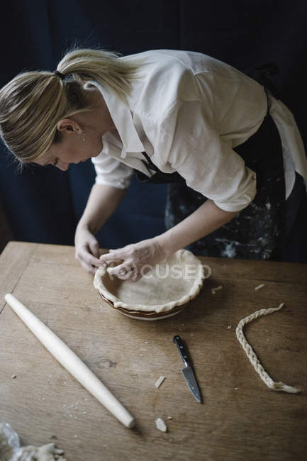 Жінка робить пиріг тарілку — стокове фото