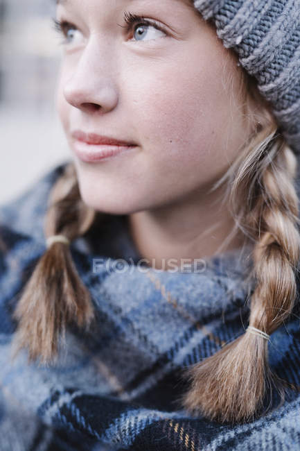 Adolescente em um xale xale xadrez tartan — Fotografia de Stock