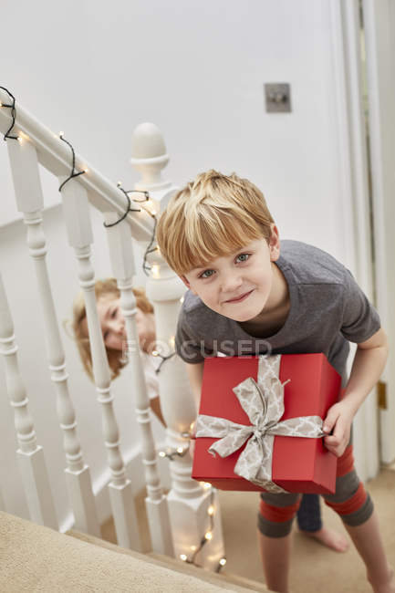 Enfants portant des cadeaux le matin de Noël — Photo de stock