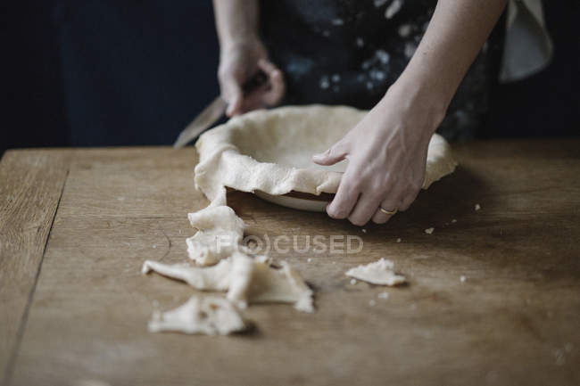 Женщина делает пирог блюдо — стоковое фото