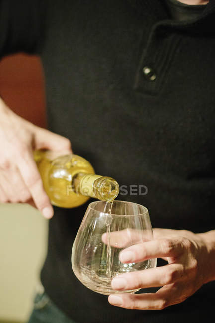 Чоловік наливає келих вина — стокове фото