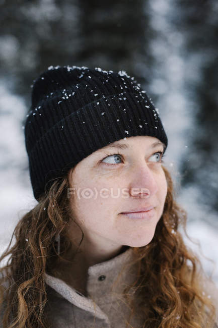 Mulher em um chapéu preto polvilhado — Fotografia de Stock