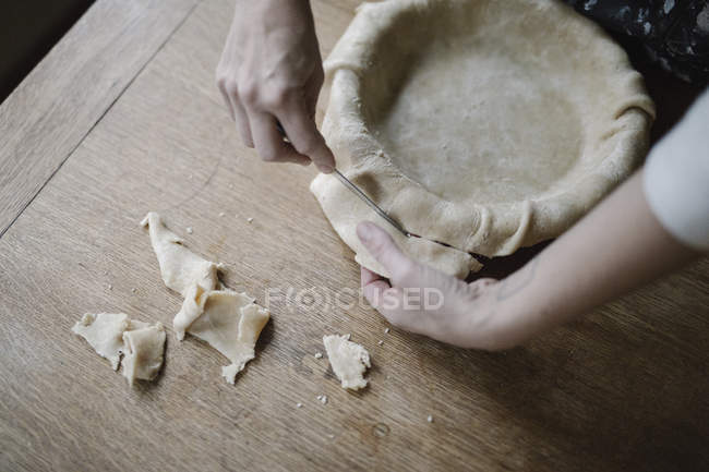 Жінка робить пиріг тарілку — стокове фото