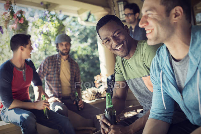 Мужчины на домашней вечеринке . — стоковое фото