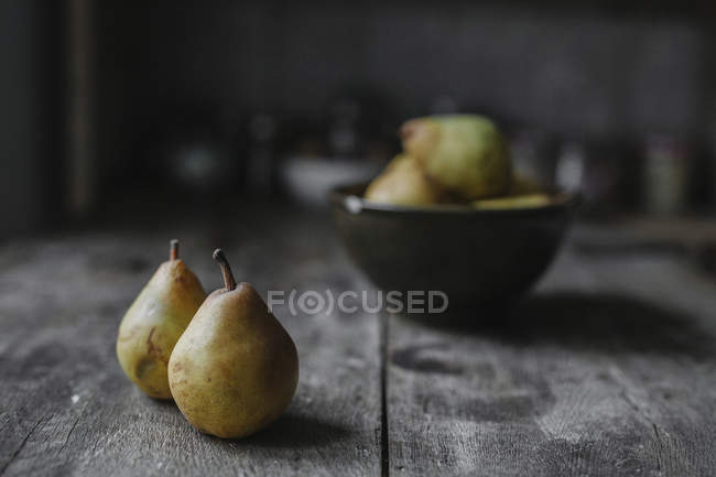 Peras frescas en una mesa de cocina - foto de stock