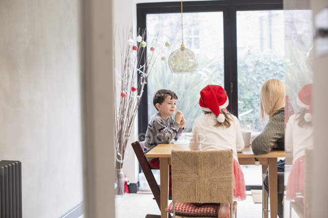 Posti a sedere in famiglia a un tavolo il giorno di Natale . — Foto stock