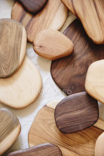 Petits objets en bois tournés lisses — Photo de stock