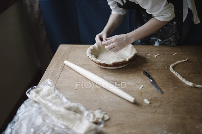 Donna rendendo piatto torta — Foto stock