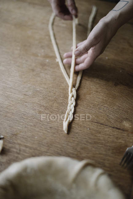 Mujer trabajando con pastelería cruda - foto de stock