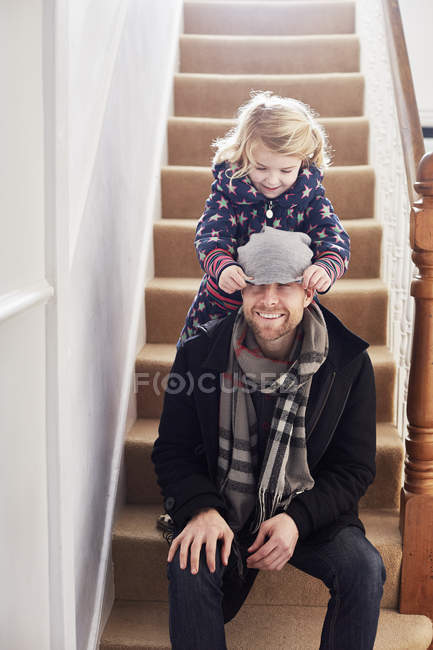 Homem sentado nas escadas com a menina — Fotografia de Stock