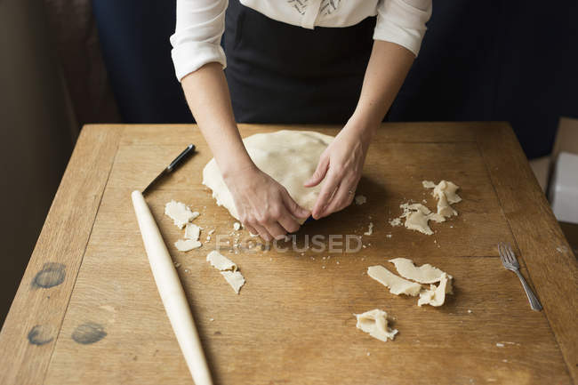 Mujer haciendo pastel casero . - foto de stock