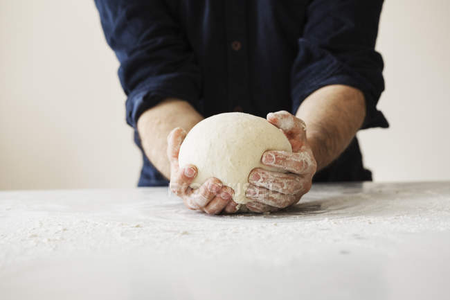 Пекарь, превращающий тесто в шар
. — стоковое фото