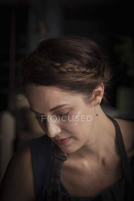 Donna con farina sulla guancia — Foto stock