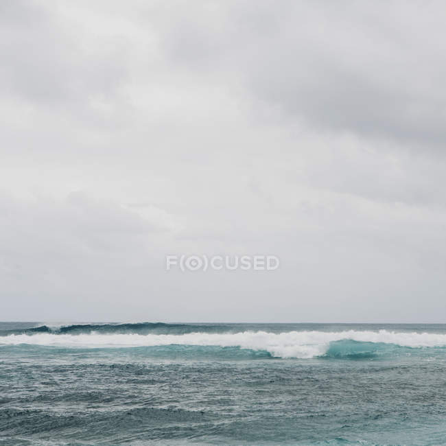 Água azul-turquesa e céu nublado — Fotografia de Stock