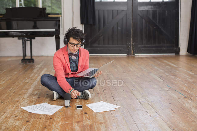 Mann sitzt im Proberaum auf dem Boden — Stockfoto