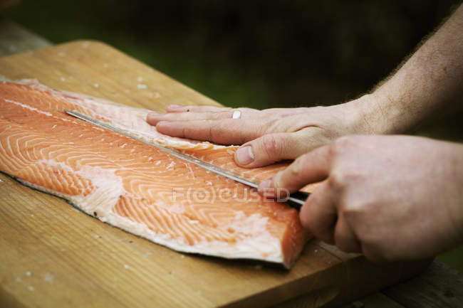 Chef filetant un saumon frais . — Photo de stock