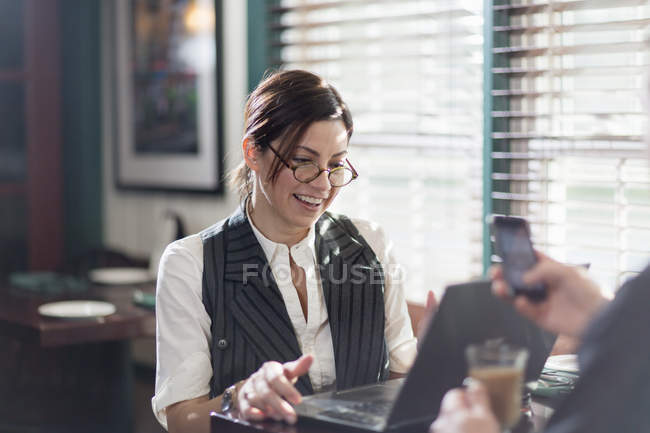 Mulher trabalhando durante o almoço — Fotografia de Stock