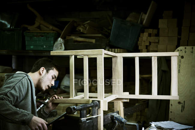Homem que trabalha na oficina de um fabricante de móveis — Fotografia de Stock