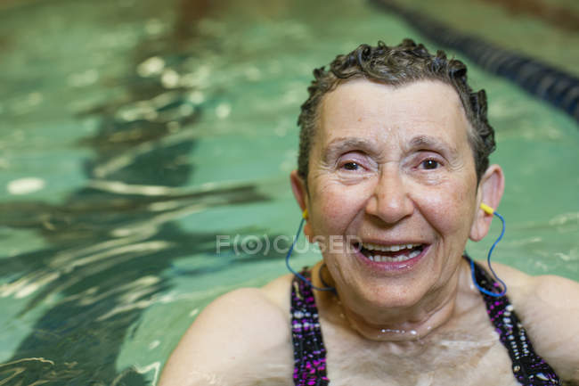 Femme dans la piscine. — Photo de stock