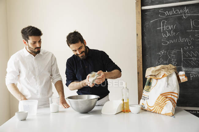 Panaderos que preparan masa de pan - foto de stock