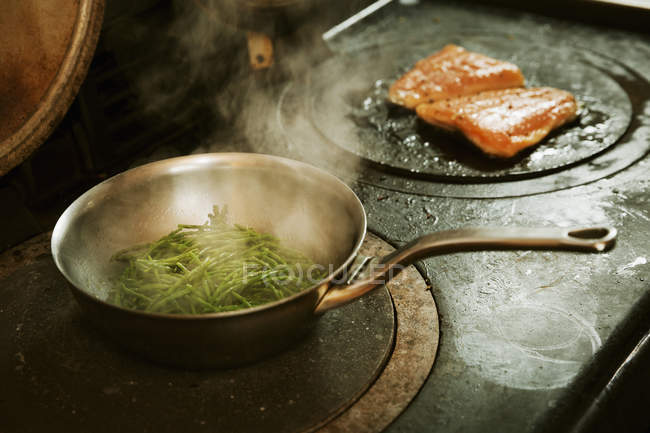 Сковородка со сэмфиром — стоковое фото