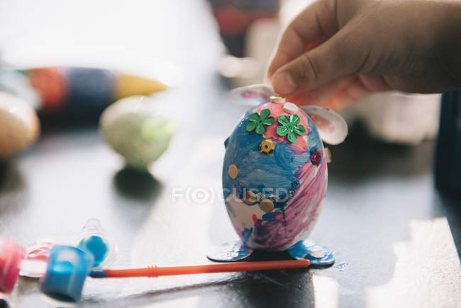 Child decorating eggs — Stock Photo
