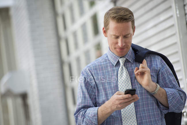 Geschäftsmann checkt Telefon — Stockfoto