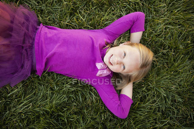 Jeune fille couchée sur le dos — Photo de stock