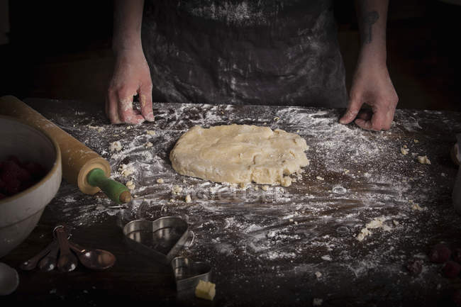 Mulher amassando massa de farinha de biscoitos — Fotografia de Stock