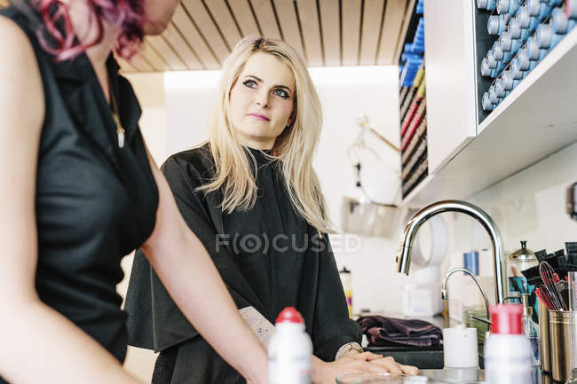 Hair stylist and a client — Stock Photo