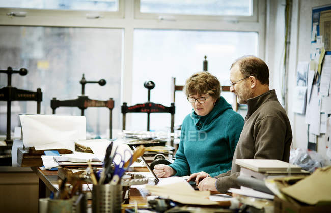 People workng in a bookbinding workshop. — Stock Photo