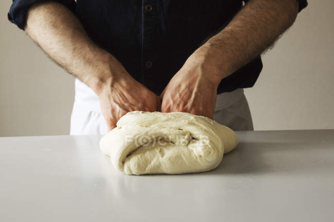 Пекарня замішує хлібне тісто . — стокове фото