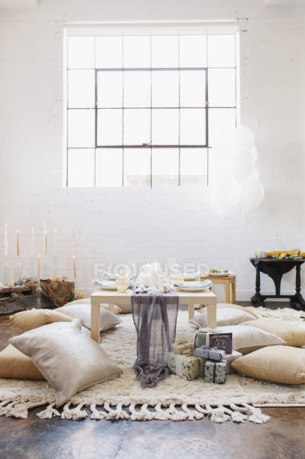 Apartamento com conjunto de mesa para refeição de celebração — Fotografia de Stock