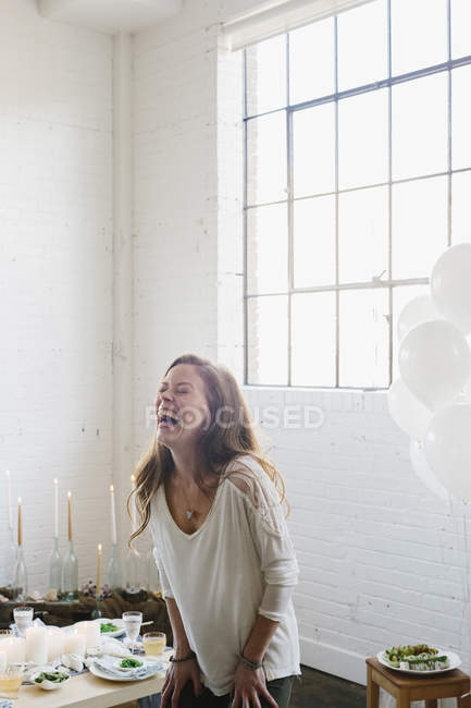 Mujer riendo en su cumpleaños - foto de stock