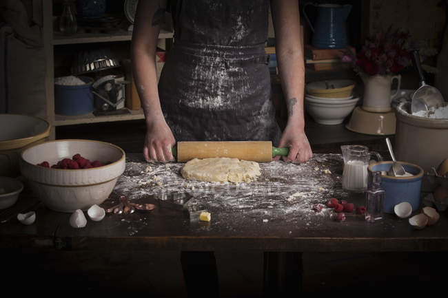Жінка викидає тісто з прокатним штифтом — стокове фото