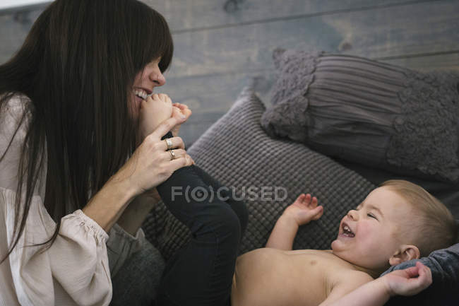 Женщина играет с сыном — стоковое фото