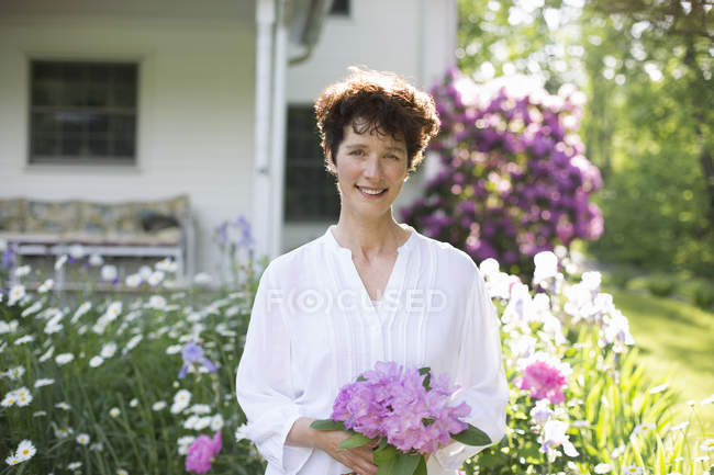 Woman holding bunch of flowers — Stock Photo