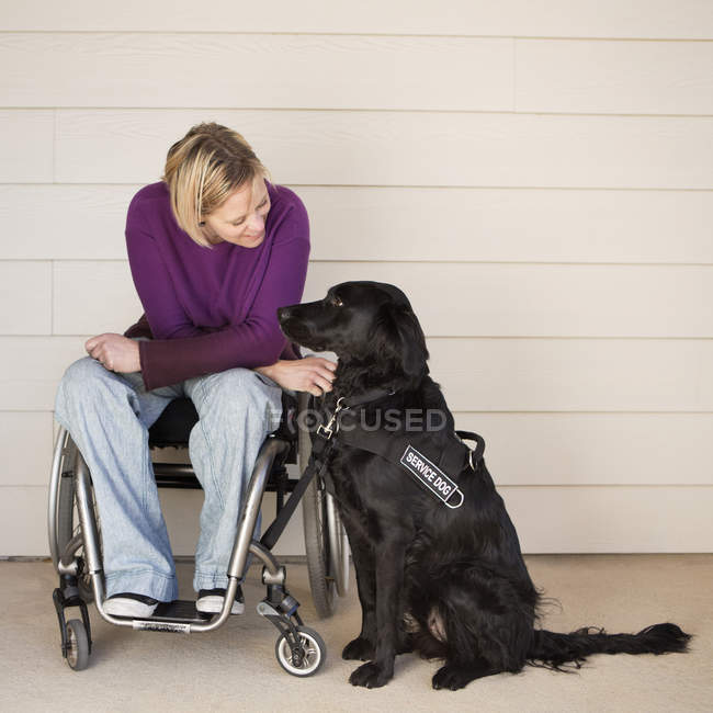 Mature femme fauteuil roulant utilisateur — Photo de stock