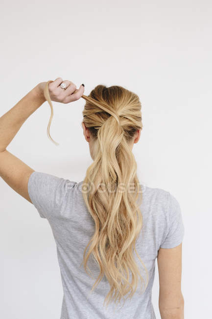 Frau mit blonden Haaren zum Pferdeschwanz gebunden — Stockfoto
