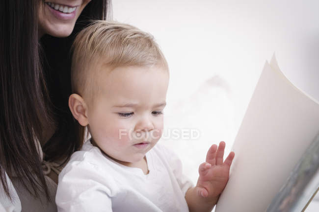 Embarazada jugando con hijo - foto de stock