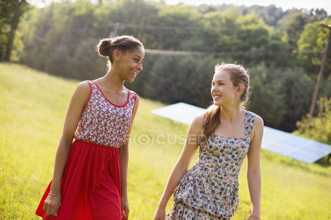 Jeunes filles à la ferme — Photo de stock