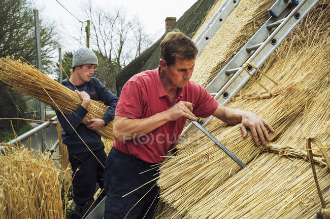 Men thatching a roof — Stock Photo